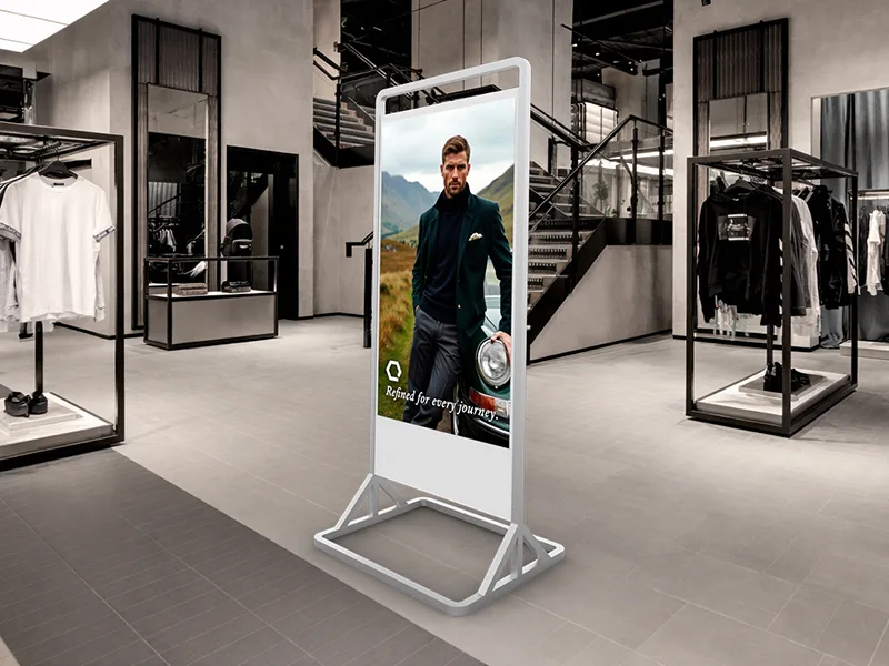 Doppelseitiges Display als freistehende Stele in einer Mode-Boutique