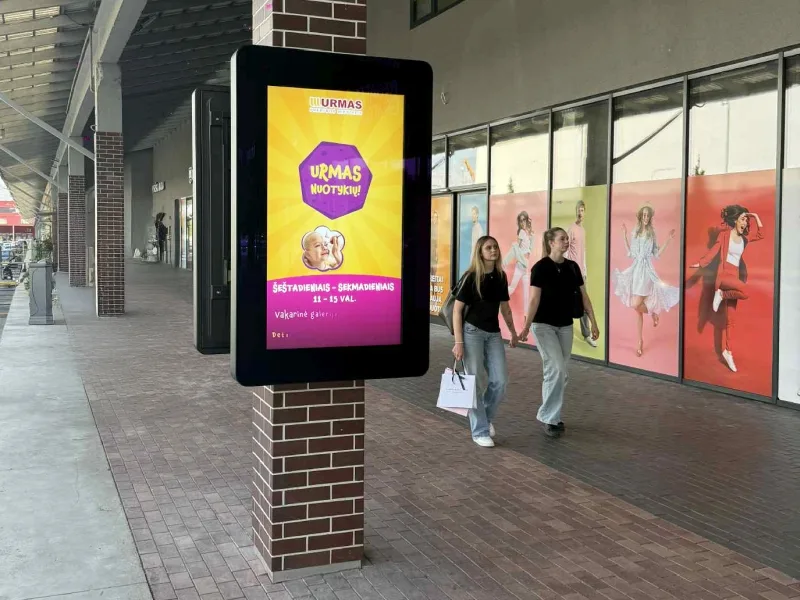 High-Brightness-Display mit Event-Werbung im Einkaufszentrum