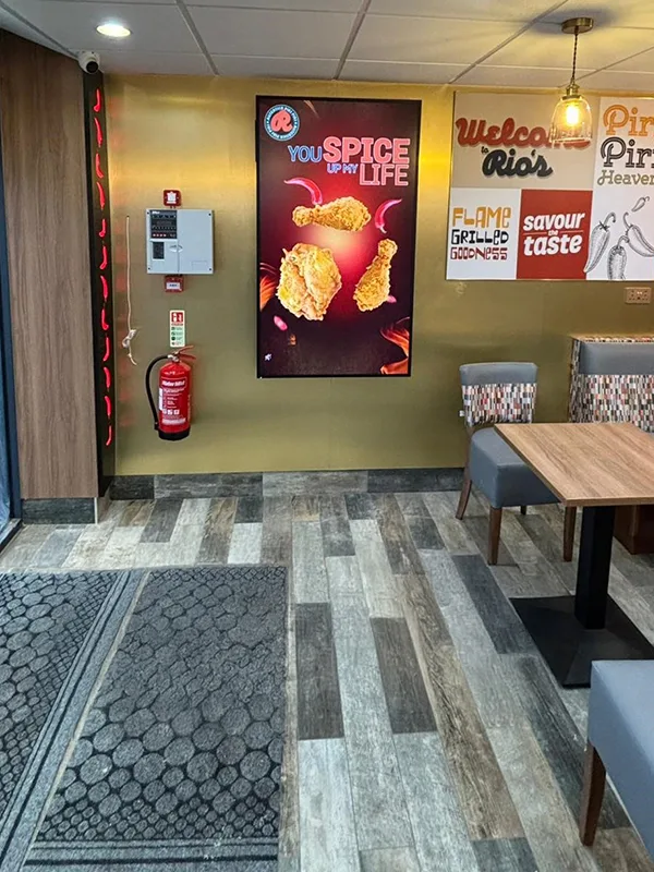 Indoor Digital Signage mit Speisekarte im Restaurant