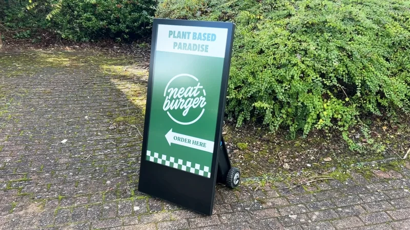Mobiles Outdoor-Display vor einem Café