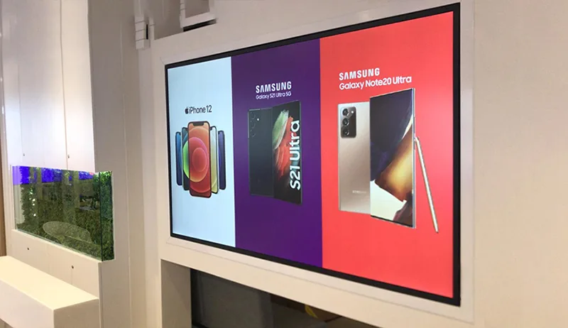 Digitale Schaufensterwerbung in einem Elektronikgeschäft