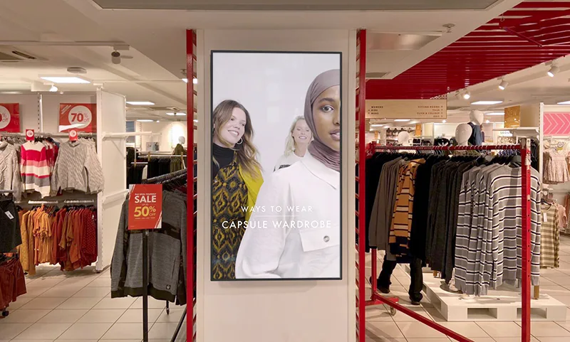 Digitale Schaufensterwerbung in einem Modegeschäft