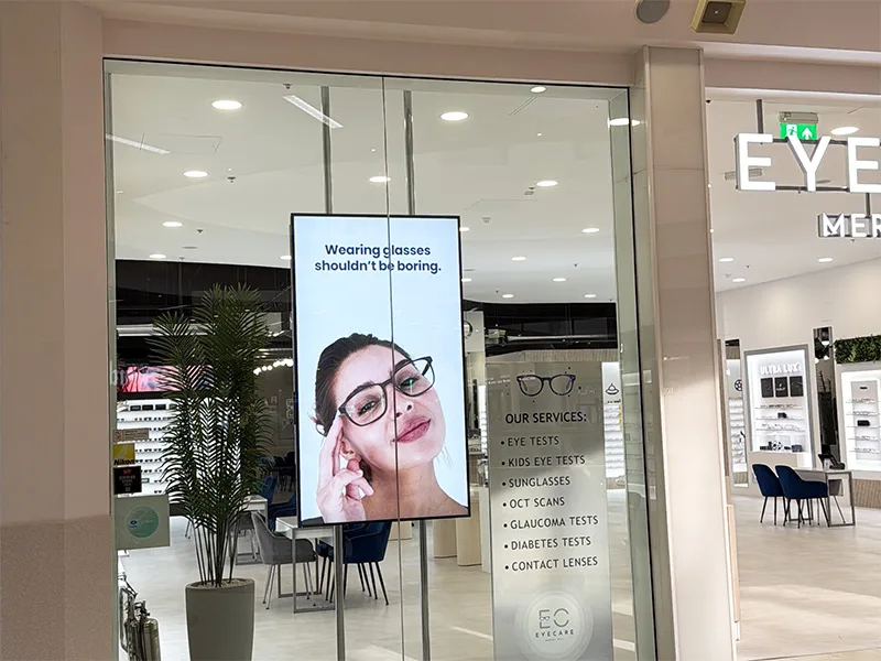 Digitale Schaufensterwerbung im Schaufenster eines Optikers